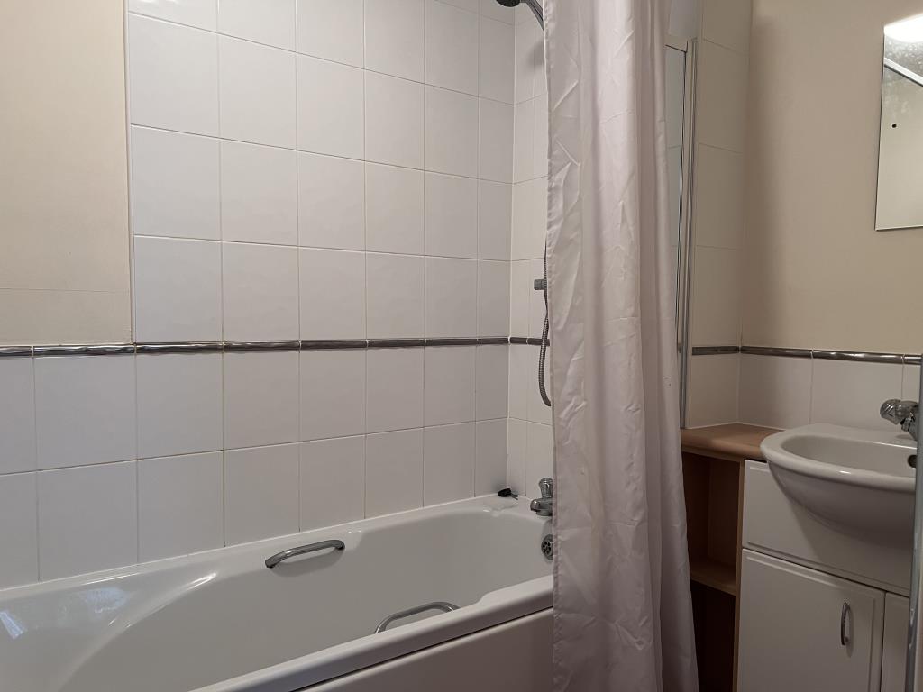 Lot: 169 - VACANT GROUND FLOOR FLAT WITH PARKING - Bathroom with white bath and hand basin